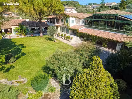 villa 16 pièces 853 m²