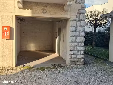 particulier vend grand garage avec porte électrique grande hauteur à annecy centre ville