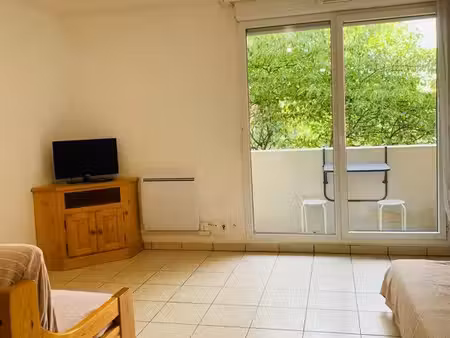 t2 de 48 m² - vendu meublé - balcon - parking sous terrain - gare à 150 m - bon dpe