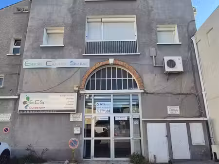 grand local commercial de 270m2 avec mezzanine - double acces - stationnement devant