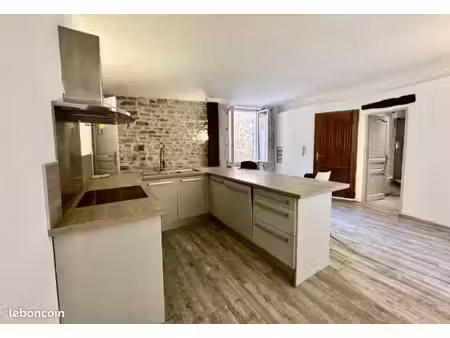 particulier loue maison de village 80m2 centre historique lancon