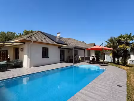 maison de plain-pied avec piscine et vue panoramique