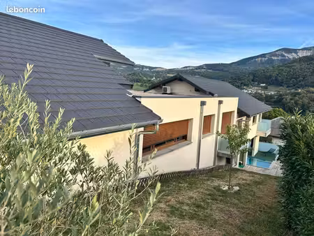 maison 5 pièces - plain pied - 159 m2 - piscine chauffée - vimines
