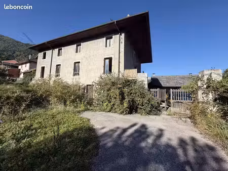 terrain 2300 m² giez