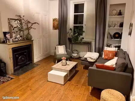 particulier loue très beau t2 de 55 m2 situé rue neyret à lyon 1er