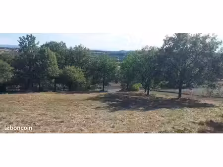 terrain constructible et viabilisé de 1 425 m² – hauteurs de réalmont – belle vue – arboré