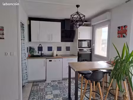 appartement t2 lumineux  climatisé  balcon plein sud. dernier étage  côté cour plus parkin
