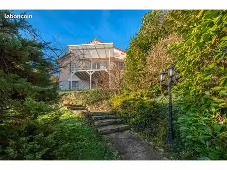 maison avec vue et jardin