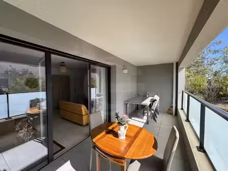 élégant appartement récent avec terrasse et stationnements s