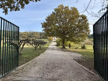 à vendre  superbe mas érigée sur une propriété d'exception.