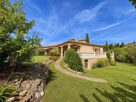 villa de style provençal  vue exceptionnelle  terrain 3000m2