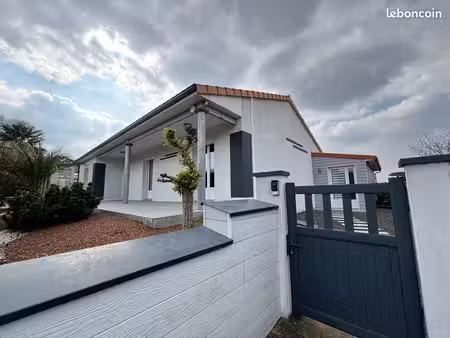 maison individuelle sauzé entre bois