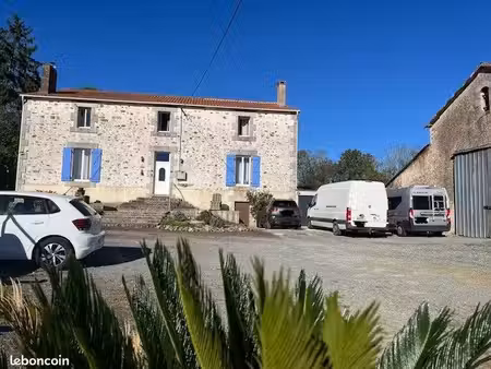 grande maison avec une grange triple et terrain clos. maison familiale avec potentiel pour