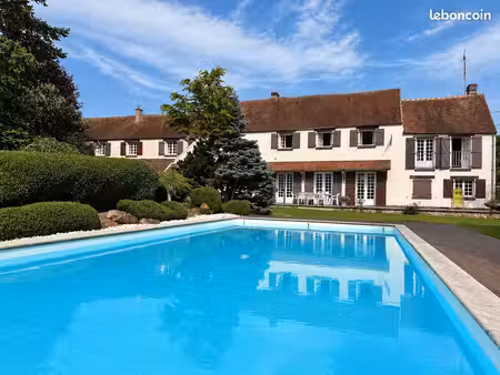 longère briarde de caractère de 298 m² avec piscine chauffée et un jardin arboré de 2800 m