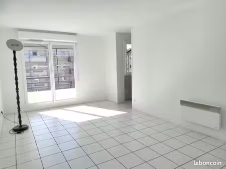 f2 calme avec balcon et parking dans résidence sécurisée – rouen rive gauche