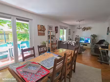 logement avec garage et extérieur