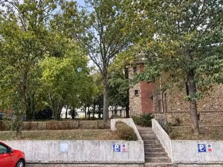 a louer - place de parking en face de la gare plaisir grignon