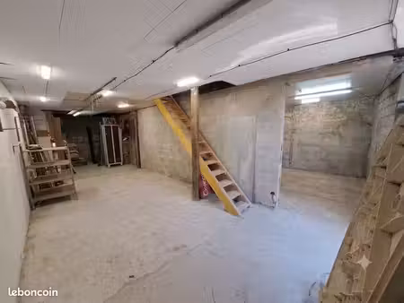 bâtisse à rénover d’environ 120 m² avec terrain – guignen