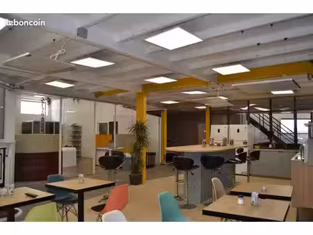 bureau dans espace de service