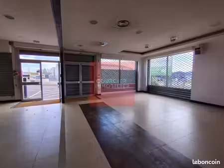 boutique 290 m² coignières
