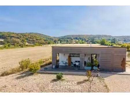 maison en ossature bois harmonieusement intégrée à la nature