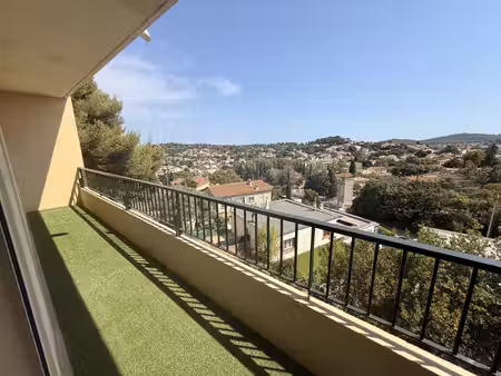 t2 avec terrasse   parking privé et cave