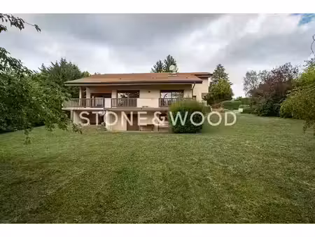 maison familiale aux volumes généreux dans un environnement