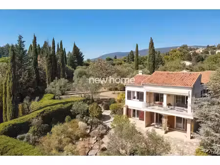 villa avec une situation exceptionnelle avec piscine et garage