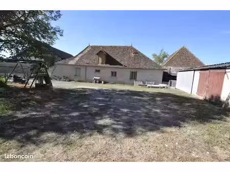 corps de ferme avec deux granges  une maison d'habitation  un hangar  une stabulation