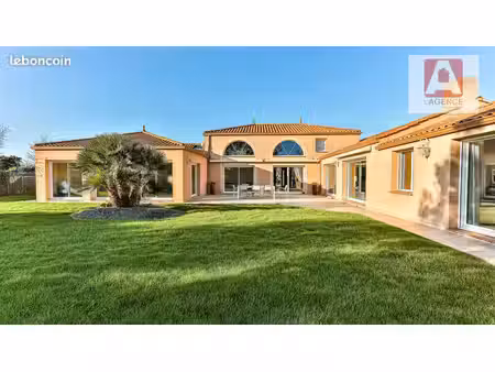 villa 7 pièces 318 m²