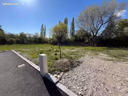 terrain 574 m² cruas