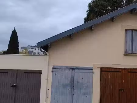 box de 10m2 avec mezzanine 5 m2 / garage