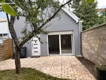 maison avec jardin garage et une place de parking