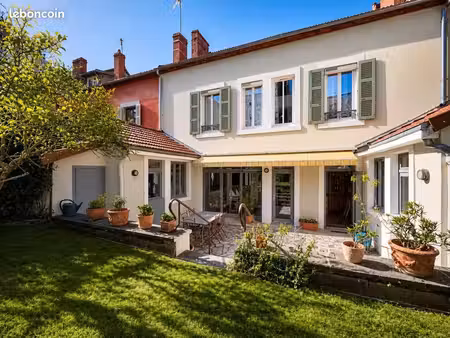 maison 9 pièces 218 m²