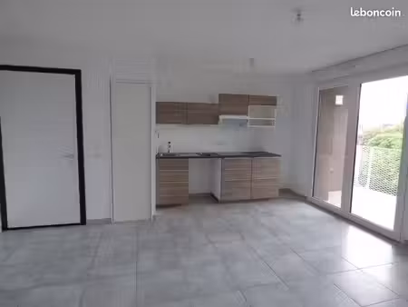 beau t2 récent + grand garage : 830 charges comprises