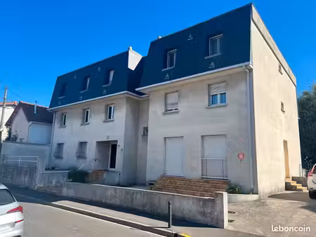 3 pièces belle superficie dans petit immeuble