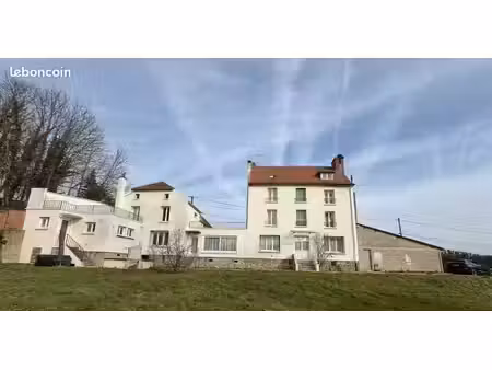 domaine d'une surface de 400 m² et un parc de plus d'1 ha