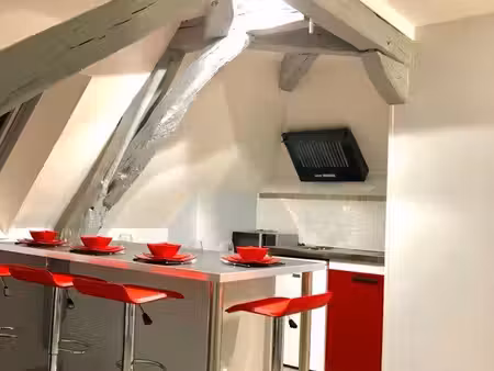 t2  meublé et rénové proche  gare et centre-ville  place de parking gratuit