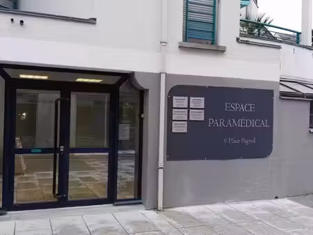location 1 bureau en bail professionnel à côté de la poste
