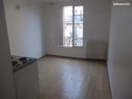studio 14 m² très bon état métro anatole france 690 euro cc