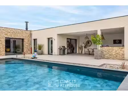 contemporaine et piscine ou l'art de vivre en extérieur paysagé