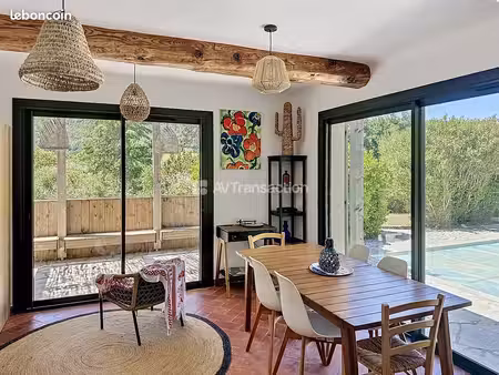 villa de charme dans un écrin de verdure avec piscine
