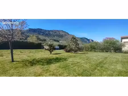 terrain plat 605 m²