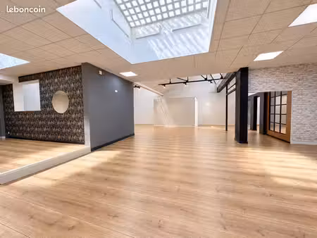 420 m² à 2 pas de la place vendée – local commercial rare