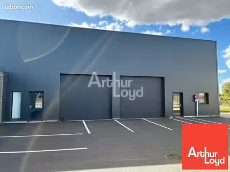 local d'activite 252 m² le poiré-sur-vie