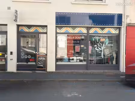 local commercial 115 m² – centre-ville des herbiers – facade vitrée - belle visibilitée
