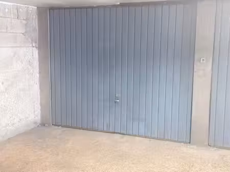 grand box de 13m2 proche métro
