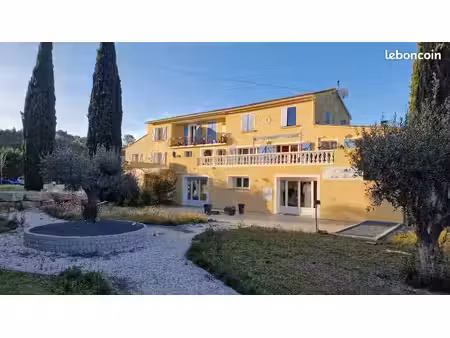 local commercial a louer 300m2 le luc