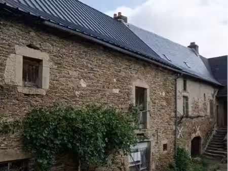 maison en pierre avec grange attenante  cour commune et terrain non attenant