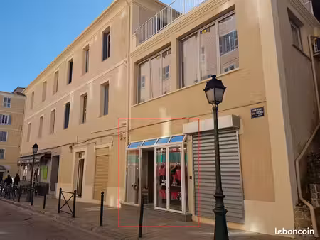 local commercial 11m2 avec vitrine